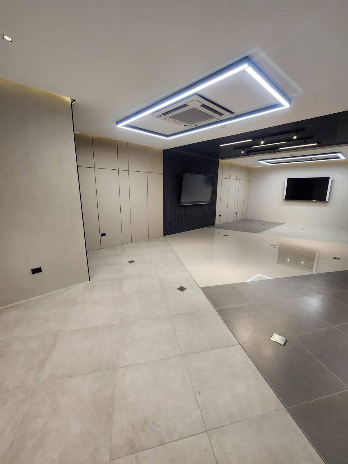 Salón con millwork y LED